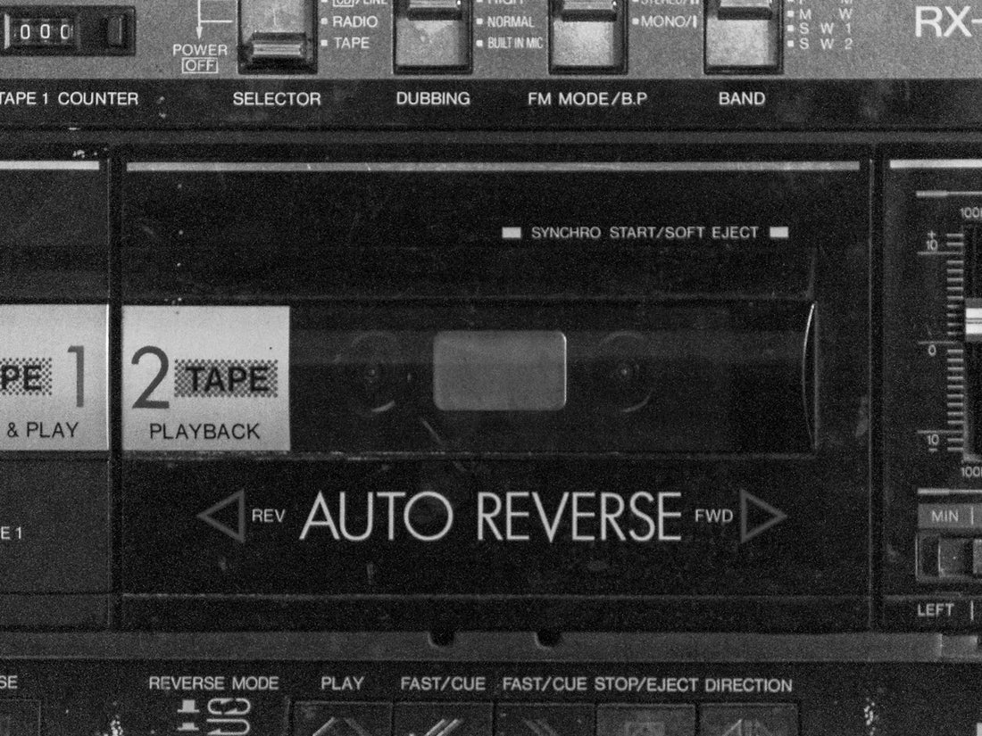 a black and white photo of a radio